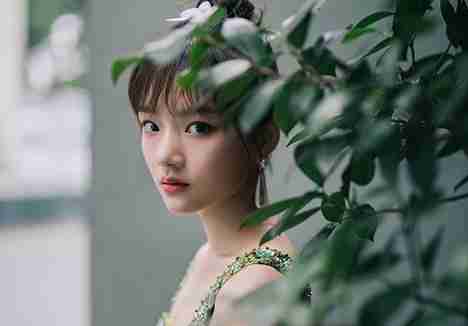 名门泽佳:任敏新造型真好看！！穿绿钻石连衣裙搭丸子头效果甜美灵动